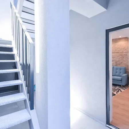 Lovely House Deluxe דירה